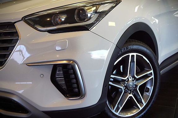 Hyundai Grand Santa Fe 2 of 5