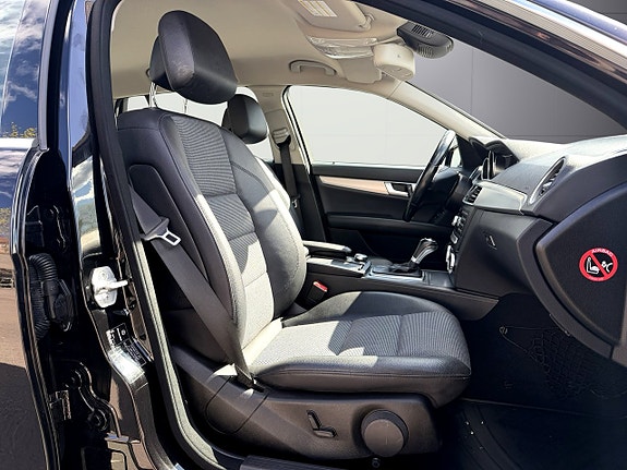 Mercedes-Benz C180 11 of 16