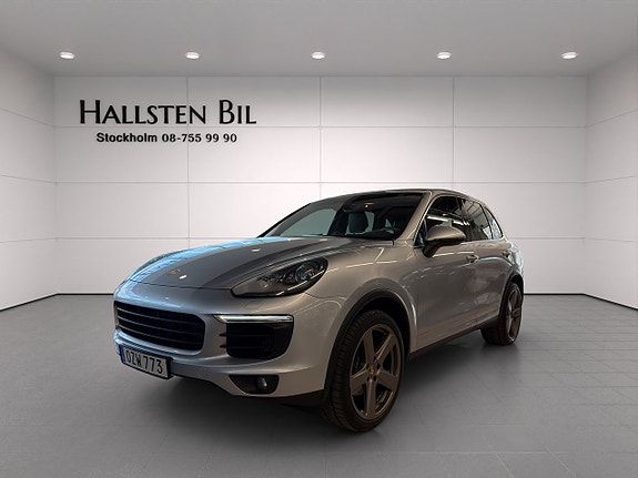 Porsche Cayenne 2 of 5