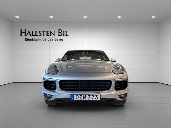 Porsche Cayenne 3 of 5