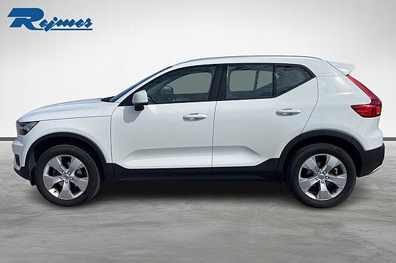 Volvo XC40 2 of 5