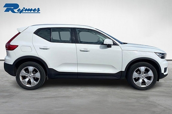 Volvo XC40 3 of 5