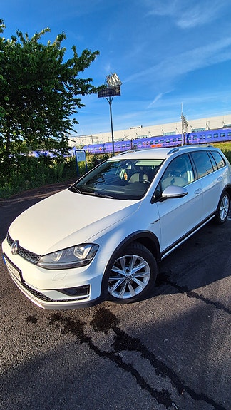 Volkswagen Golf Alltrack 2 of 9