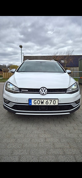 Volkswagen Golf Alltrack 3 of 9