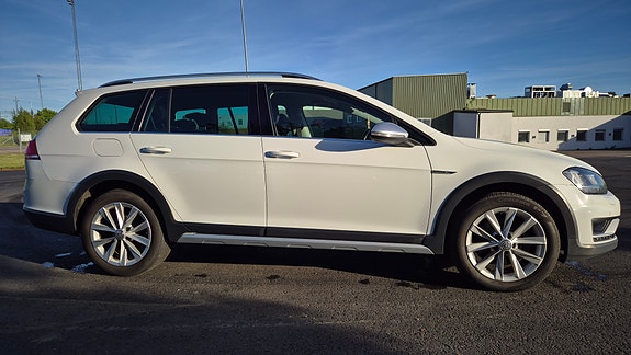 Volkswagen Golf Alltrack 5 of 9