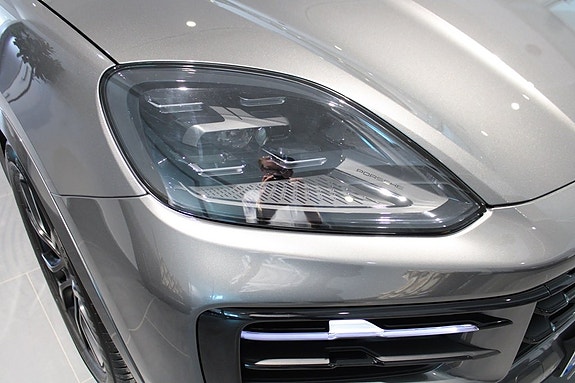 Porsche Cayenne 10 of 21