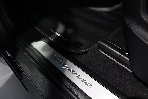 Porsche Cayenne 11 of 21