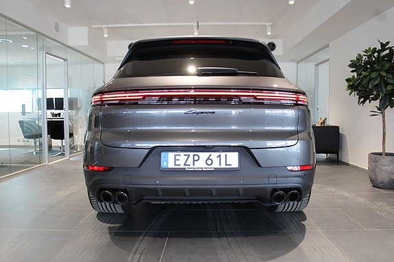 Porsche Cayenne 4 of 5