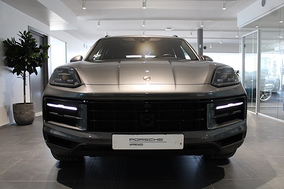 Porsche Cayenne 3 of 5