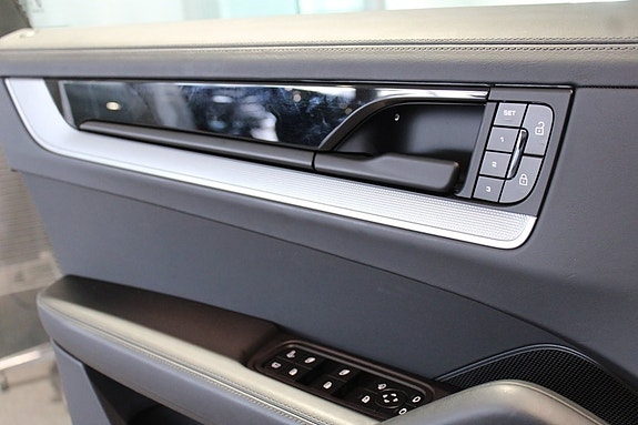 Porsche Cayenne 16 of 21