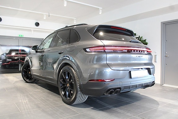 Porsche Cayenne 2 of 5