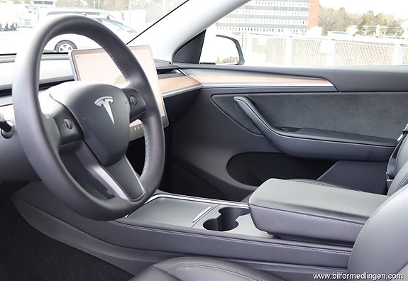 Tesla Model Y 5 of 5