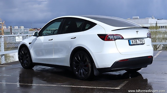 Tesla Model Y 4 of 5