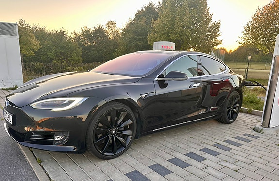 Tesla Model S 4 of 12