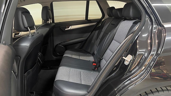 Mercedes-Benz C220 10 of 12