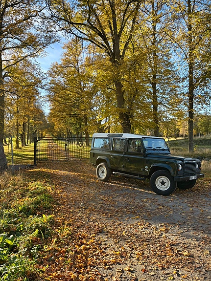 Land Rover Defender 110 2 of 5