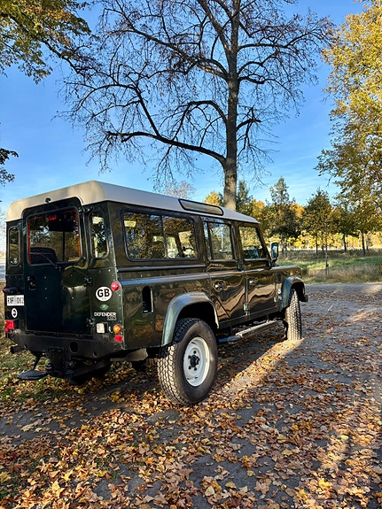 Land Rover Defender 110 4 of 5