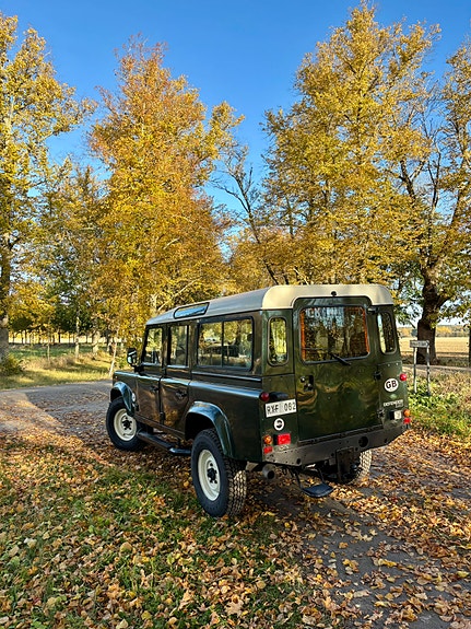 Land Rover Defender 110 3 of 5