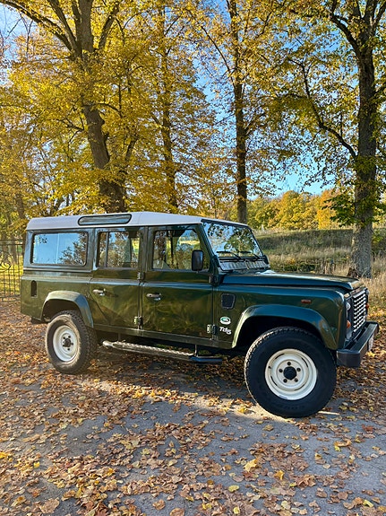 Land Rover Defender 110 5 of 5