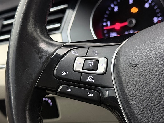 Volkswagen Passat 19 of 30