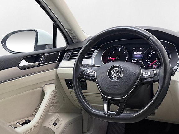 Volkswagen Passat 18 of 30