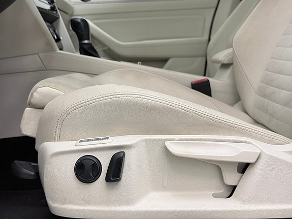 Volkswagen Passat 14 of 30