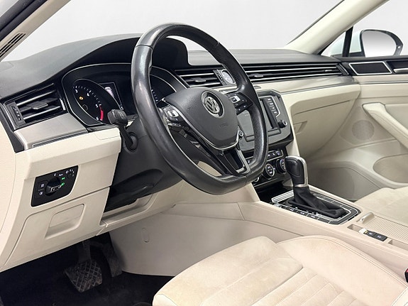 Volkswagen Passat 13 of 30