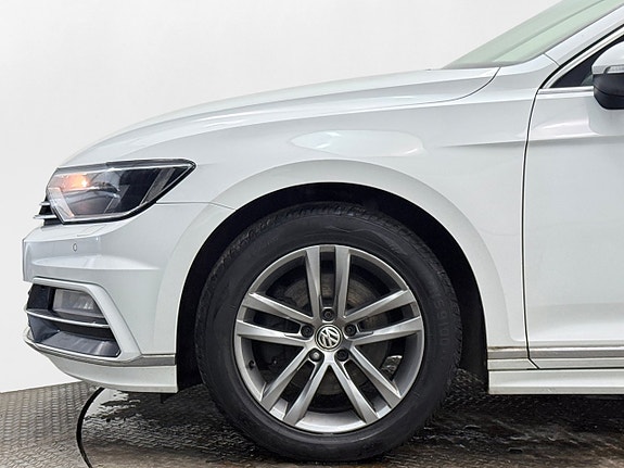 Volkswagen Passat 11 of 30