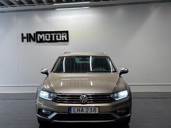 Volkswagen Passat Alltrack 3 of 5