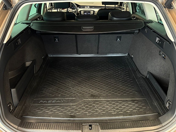 Volkswagen Passat Alltrack 9 of 27