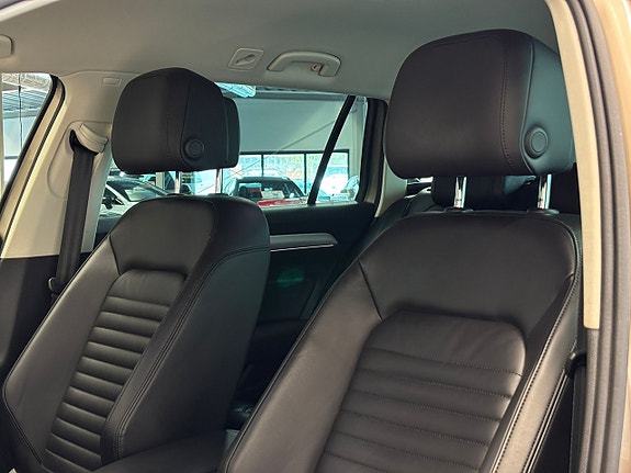 Volkswagen Passat Alltrack 14 of 27