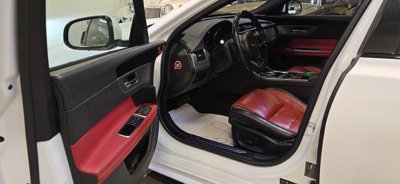 Jaguar XF 16 of 26