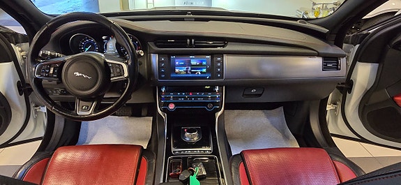 Jaguar XF 11 of 26