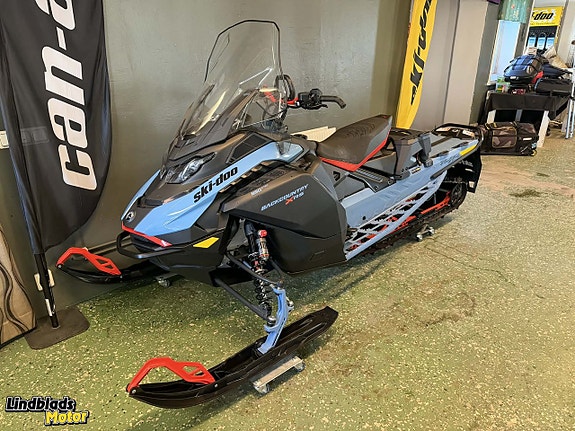 Ski-Doo Backcountry X-RS 146” 850 E-TEC -26 m. 10.25” HUB / dubbad matta