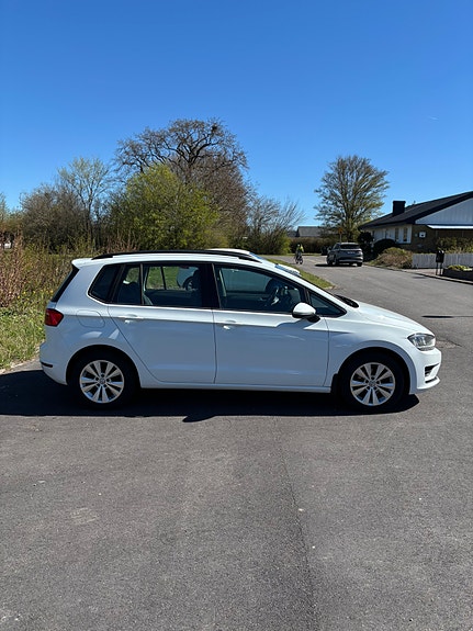 Volkswagen Golf Sportsvan 2 of 5