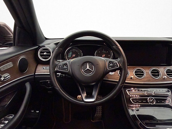 Mercedes-Benz E220 13 of 30