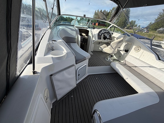 Chris Craft 302 Crowne 6 of 15