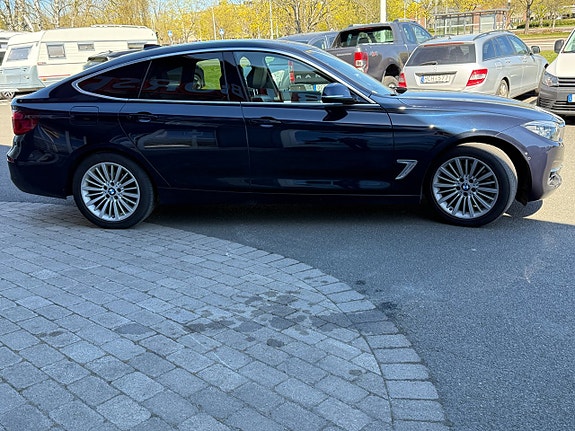 BMW 330i 3 of 17