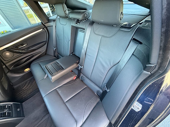 BMW 330i 11 of 17