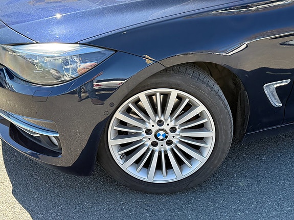 BMW 330i 7 of 17