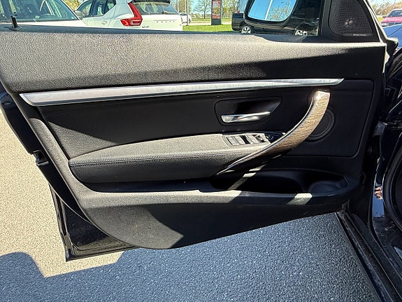 BMW 330i 13 of 17