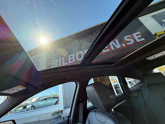 BMW 330i 16 of 17