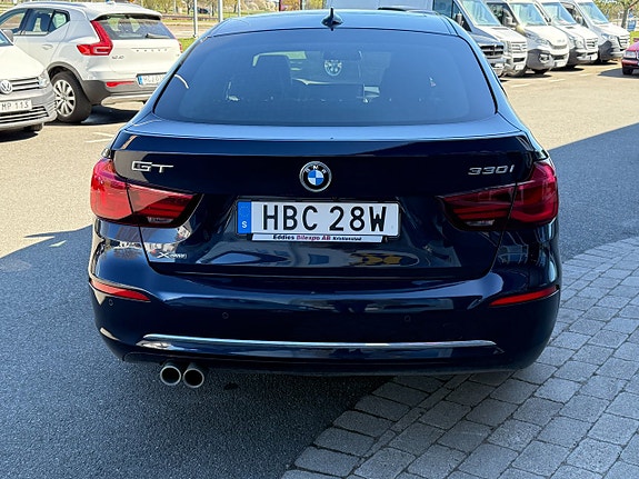 BMW 330i 5 of 17