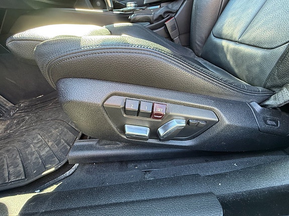BMW 330i 9 of 17