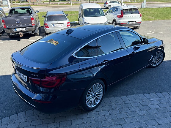 BMW 330i 4 of 17