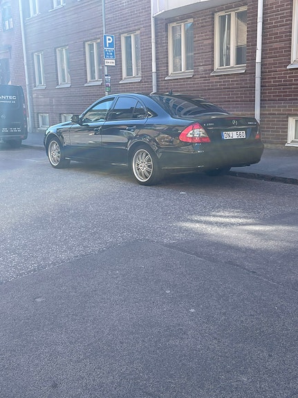 Mercedes-Benz E200 4 of 8