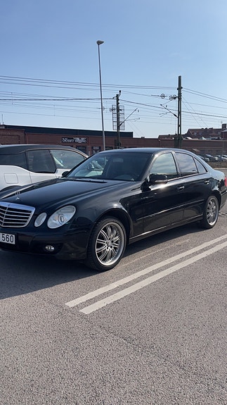 Mercedes-Benz E200 3 of 8