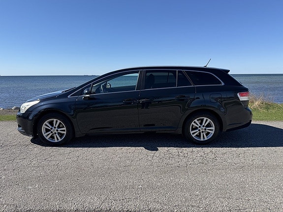 Toyota Avensis 2 of 5