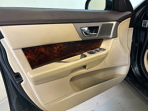 Jaguar XF 15 of 21