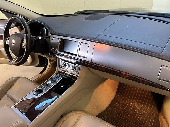 Jaguar XF 17 of 21
